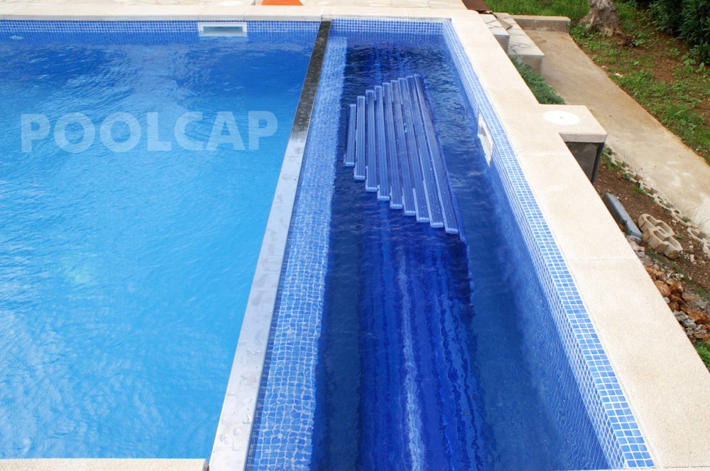 Pool abgedeckt mit Rolloprofilen Unterflur Außenpool