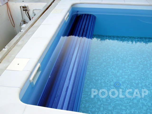 Poolabdeckung unter Wasser